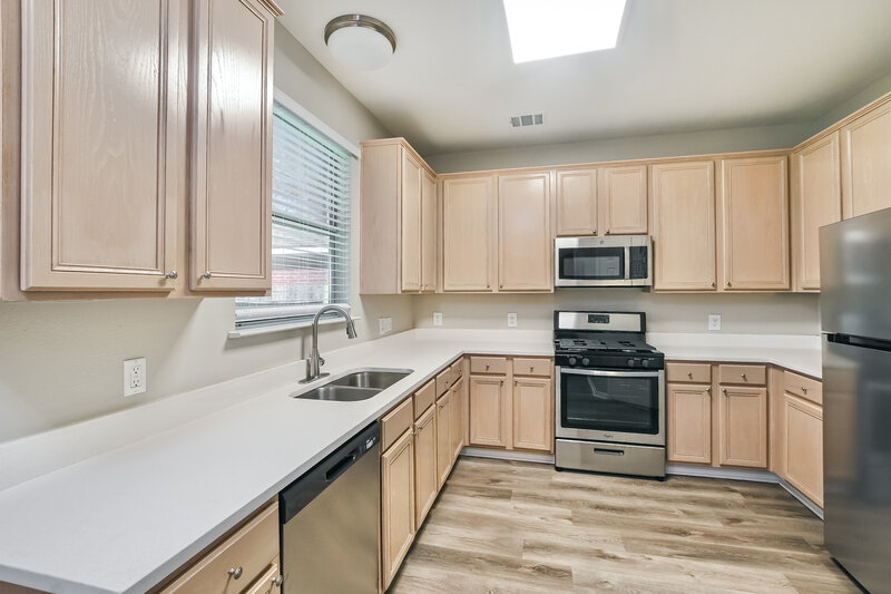 2,195/Mo, 914 Chase Lock Dr Bacliff, TX 77518 Kitchen View