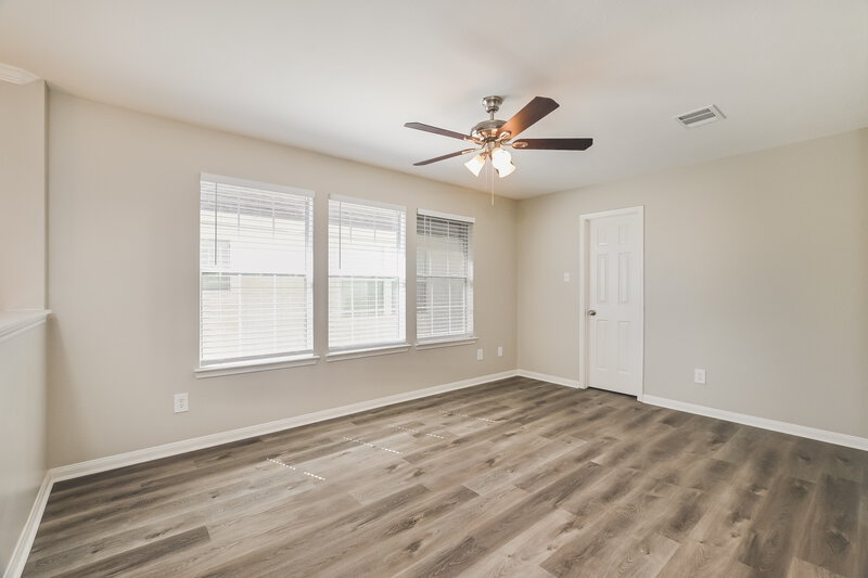 2,195/Mo, 914 Chase Lock Dr Bacliff, TX 77518 Main Bedroom View