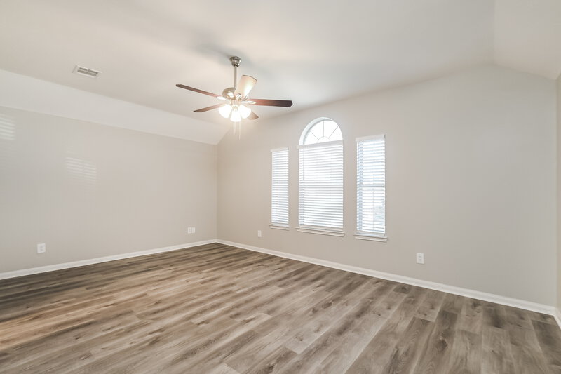 2,195/Mo, 914 Chase Lock Dr Bacliff, TX 77518 Main Bedroom View 2