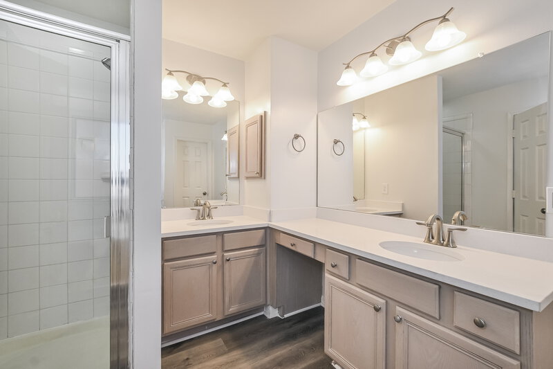 2,195/Mo, 914 Chase Lock Dr Bacliff, TX 77518 Main Bathroom View