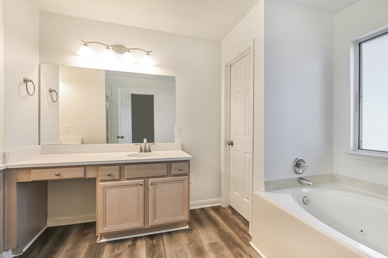 2,195/Mo, 914 Chase Lock Dr Bacliff, TX 77518 Main Bathroom View 2