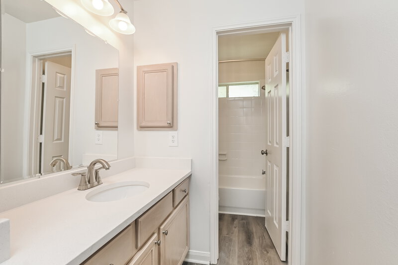 2,195/Mo, 914 Chase Lock Dr Bacliff, TX 77518 Bathroom View