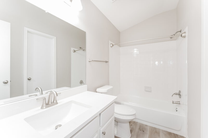 1,790/Mo, 8215 Radial Ct Rosharon, TX 77583 Main Bathroom View