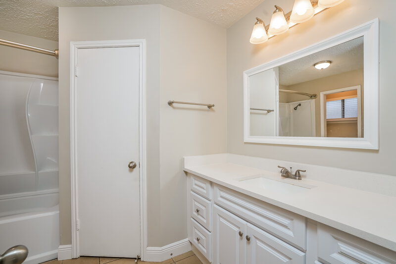 2,295/Mo, 11919 Fallbrook Dr Houston, TX 77065 Main Bathroom View