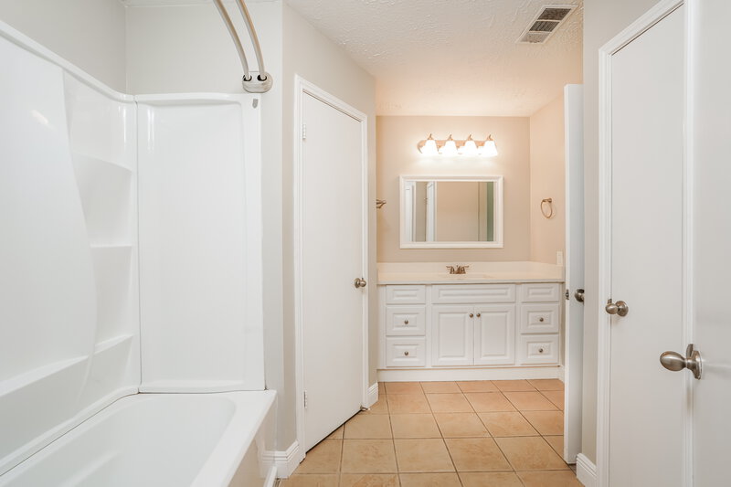 2,295/Mo, 11919 Fallbrook Dr Houston, TX 77065 Main Bathroom View 2