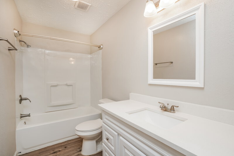 2,295/Mo, 11919 Fallbrook Dr Houston, TX 77065 Bathroom View