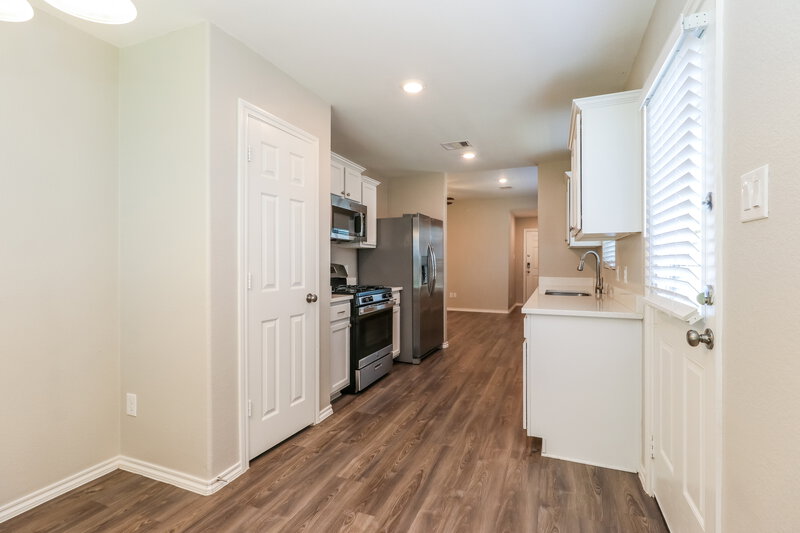 1,935/Mo, 1218 Blue Hazel Ct Pinehurst, TX 77362 Kitchen View 2