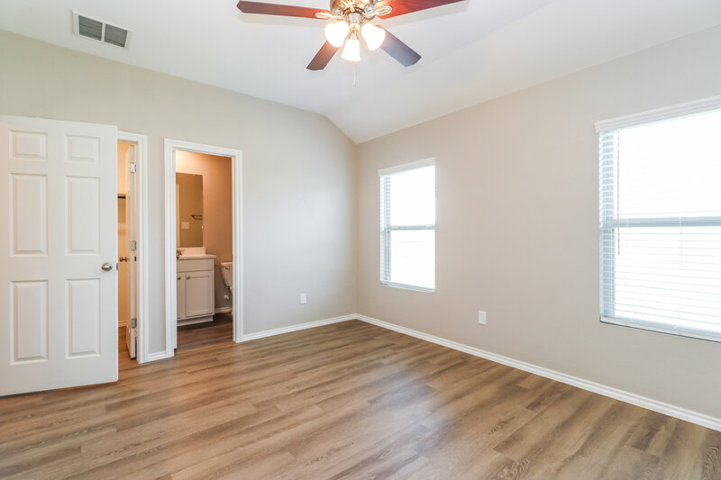 1,935/Mo, 1218 Blue Hazel Ct Pinehurst, TX 77362 Main Bedroom View 2