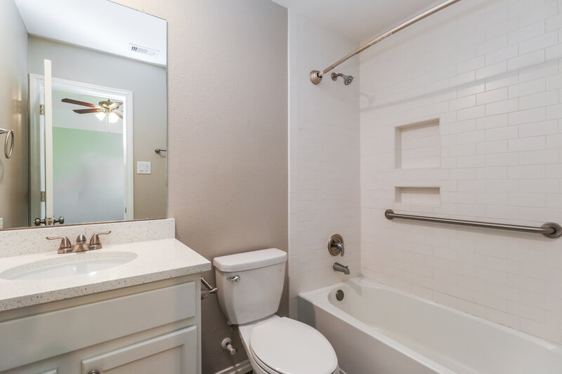 1,935/Mo, 1218 Blue Hazel Ct Pinehurst, TX 77362 Main Bathroom View