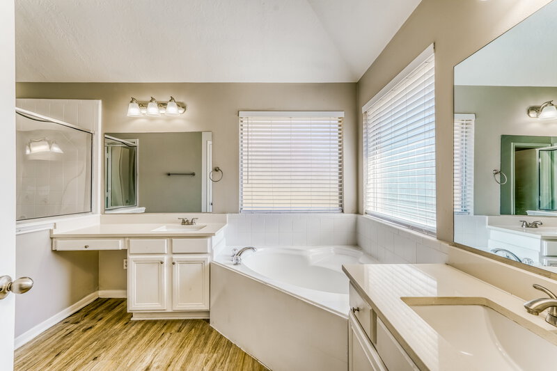 2,190/Mo, 18614 Willow Cove Dr Katy, TX 77449 Main Bathroom View