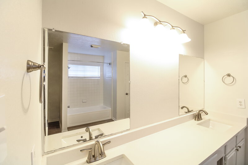 2,115/Mo, 4333 Spoonbill Dr Seabrook, TX 77586 Main Bathroom View