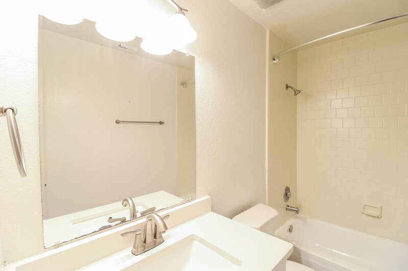 2,115/Mo, 4333 Spoonbill Dr Seabrook, TX 77586 Bathroom View