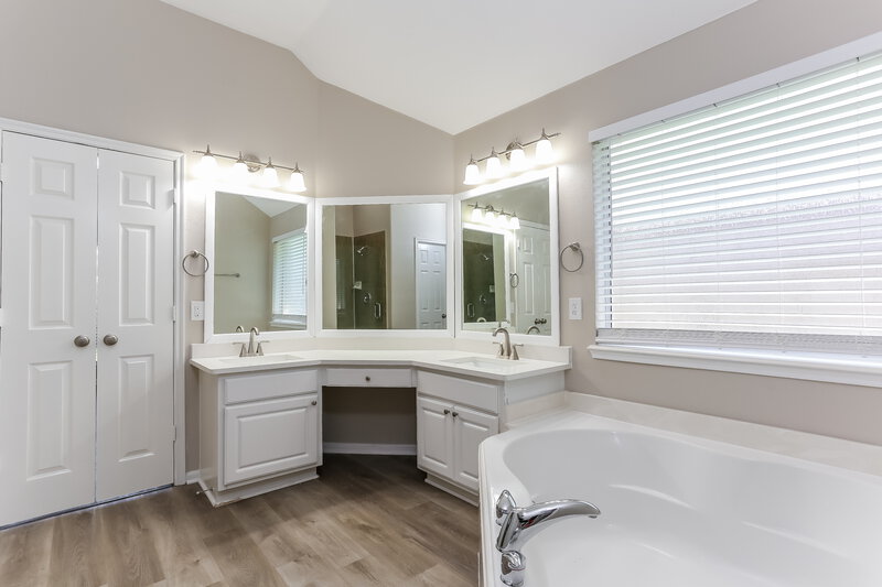 2,640/Mo, 13606 Caney Springs Ln Houston, TX 77044 Main Bathroom View