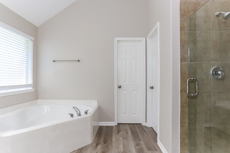 2,640/Mo, 13606 Caney Springs Ln Houston, TX 77044 Main Bathroom View 2