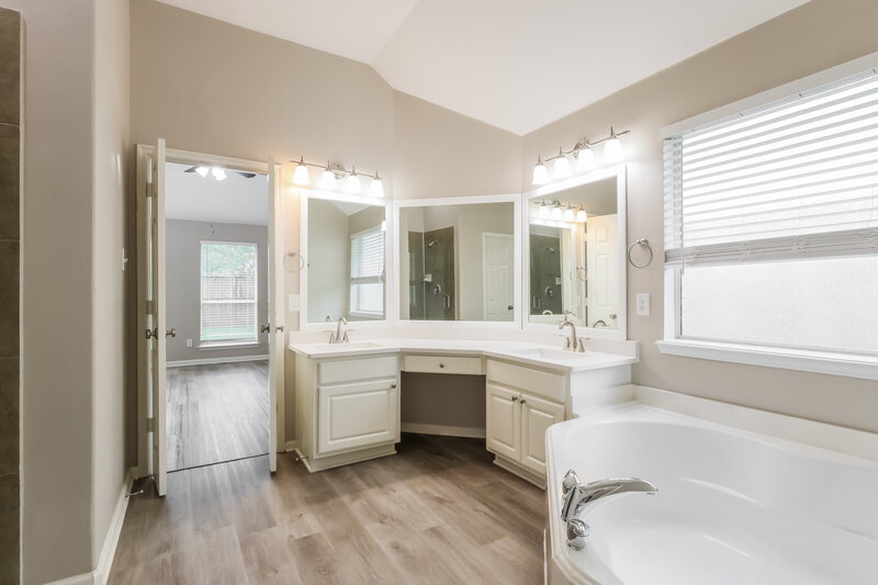 2,415/Mo, 13606 Caney Springs Ln Houston, TX 77044 Main Bathroom View