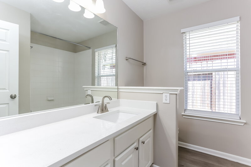 2,640/Mo, 13606 Caney Springs Ln Houston, TX 77044 Bathroom View
