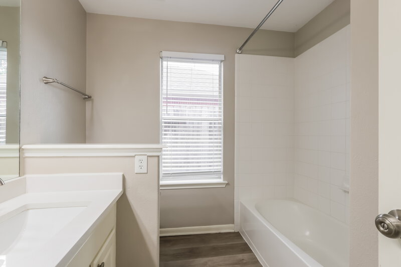 2,415/Mo, 13606 Caney Springs Ln Houston, TX 77044 Bathroom View
