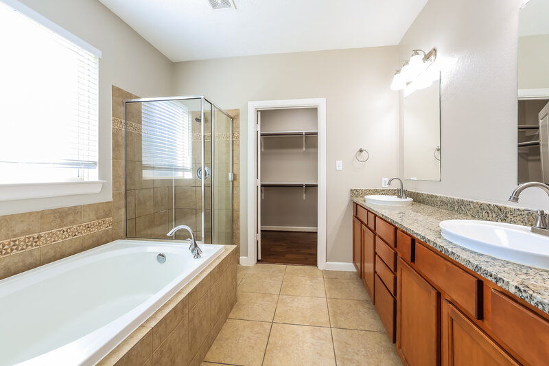 2,815/Mo, 7411 Quiet River Ln Pearland, TX 77581 Main Bathroom View