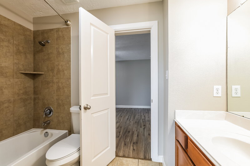 2,815/Mo, 7411 Quiet River Ln Pearland, TX 77581 Bathroom View