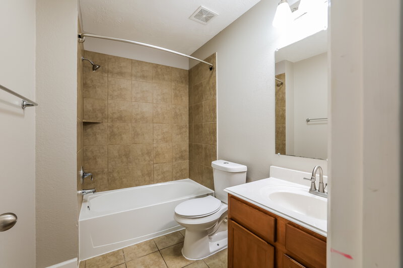 2,815/Mo, 7411 Quiet River Ln Pearland, TX 77581 Bathroom View 2