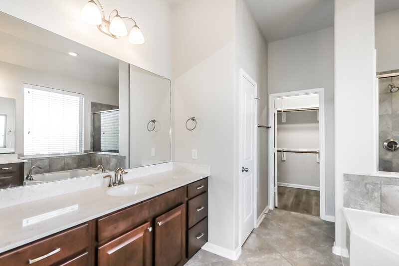 2,900/Mo, 9639 Harmony Lake Ln Rosenberg, TX 77469 Main Bathroom View