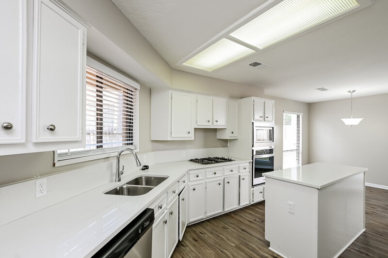3,350/Mo, 5118 Pinewilde Dr Houston, TX 77066 Kitchen View