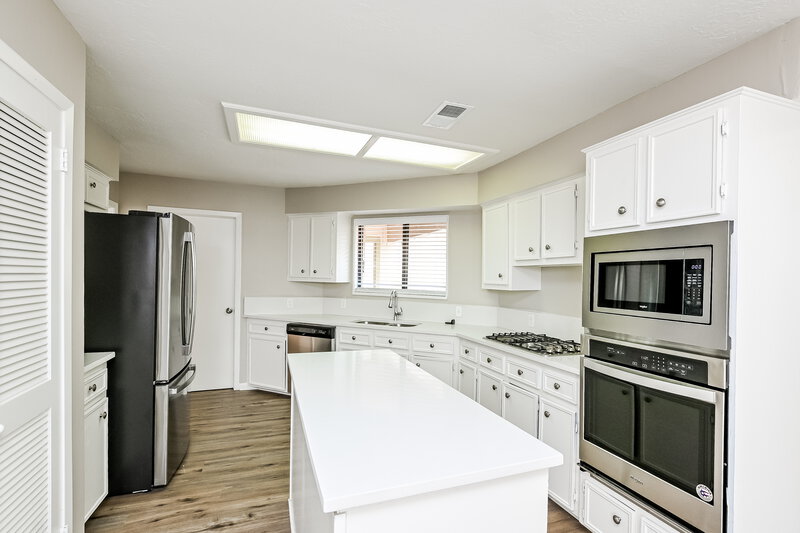 3,350/Mo, 5118 Pinewilde Dr Houston, TX 77066 Kitchen View 2