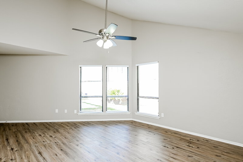 3,350/Mo, 5118 Pinewilde Dr Houston, TX 77066 Main Bedroom View