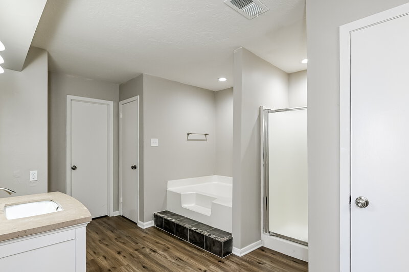 3,350/Mo, 5118 Pinewilde Dr Houston, TX 77066 Main Bathroom View