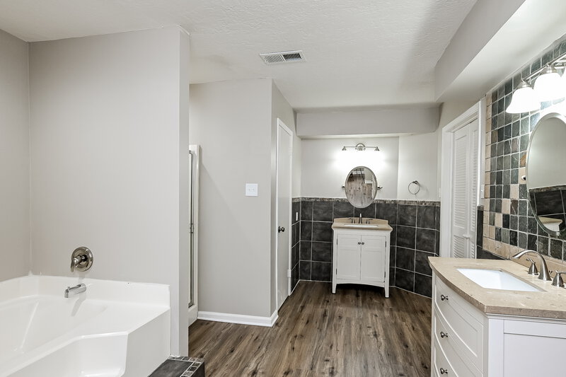 3,350/Mo, 5118 Pinewilde Dr Houston, TX 77066 Main Bathroom View 2
