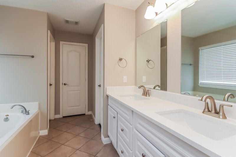 2,285/Mo, 23230 Sawmill Cross Ln Spring, TX 77373 Main Bathroom View