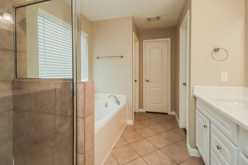 2,285/Mo, 23230 Sawmill Cross Ln Spring, TX 77373 Main Bathroom View 2