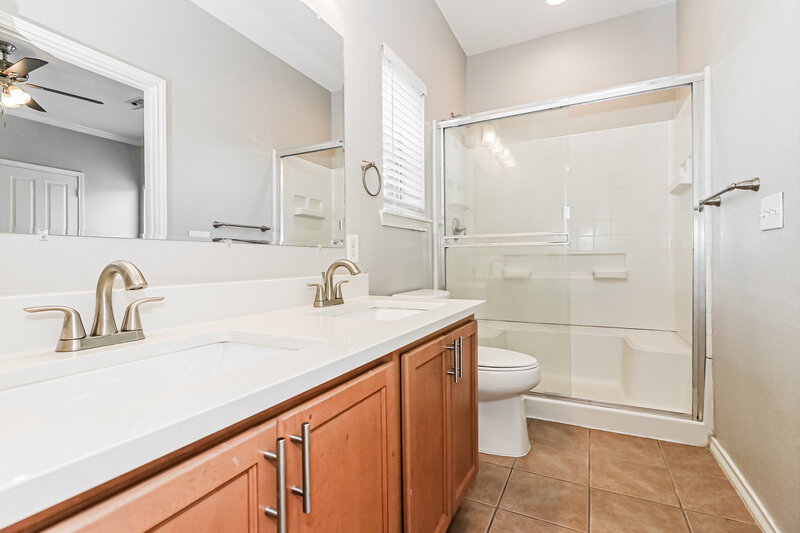 2,235/Mo, 903 Butterfly Ln Rosenberg, TX 77469 Main Bathroom View