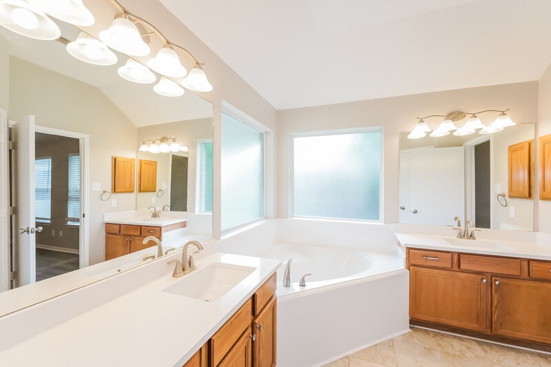 2,015/Mo, 14814 Dorray Ln Houston, TX 77082 Main Bathroom View