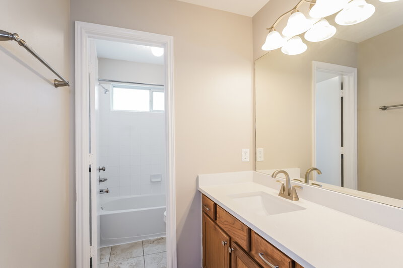 2,015/Mo, 14814 Dorray Ln Houston, TX 77082 Bathroom View