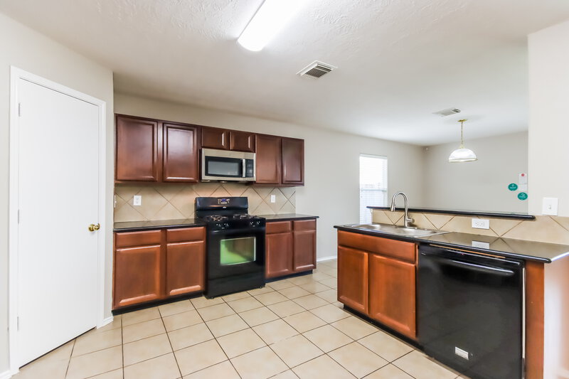 3,135/Mo, 18222 Thicket Grove Rd Houston, TX 77084 Kitchen View 2