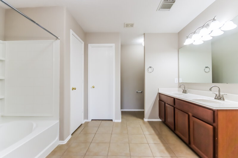 3,135/Mo, 18222 Thicket Grove Rd Houston, TX 77084 Main Bathroom View