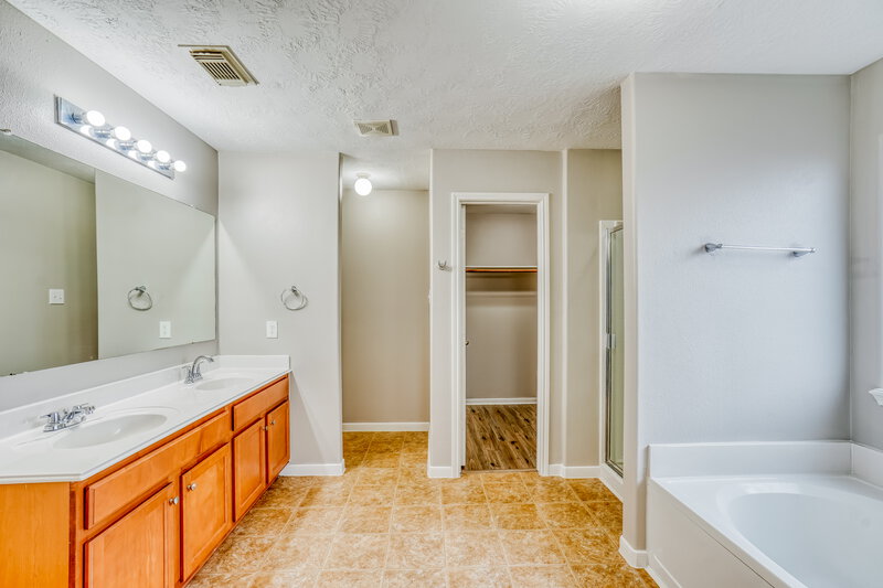 2,400/Mo, 419 Sunwood Glenn Ln Katy, TX 77494 Main Bathroom View