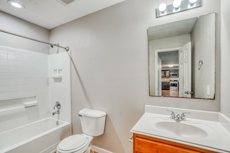 2,400/Mo, 419 Sunwood Glenn Ln Katy, TX 77494 Bathroom View 2