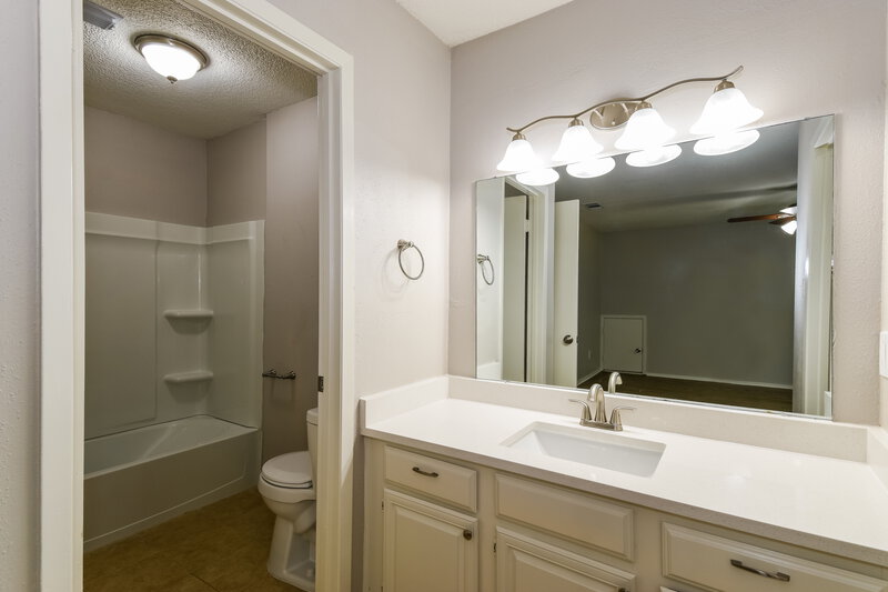 1,905/Mo, 12230 Villa Lea Ln Houston, TX 77071 Main Bathroom View