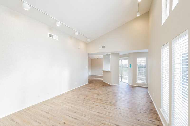 2,135/Mo, 4366 Wildacres Dr Houston, TX 77072 Living Room View 2