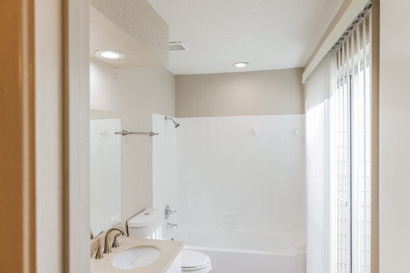 2,135/Mo, 4366 Wildacres Dr Houston, TX 77072 Main Bathroom View