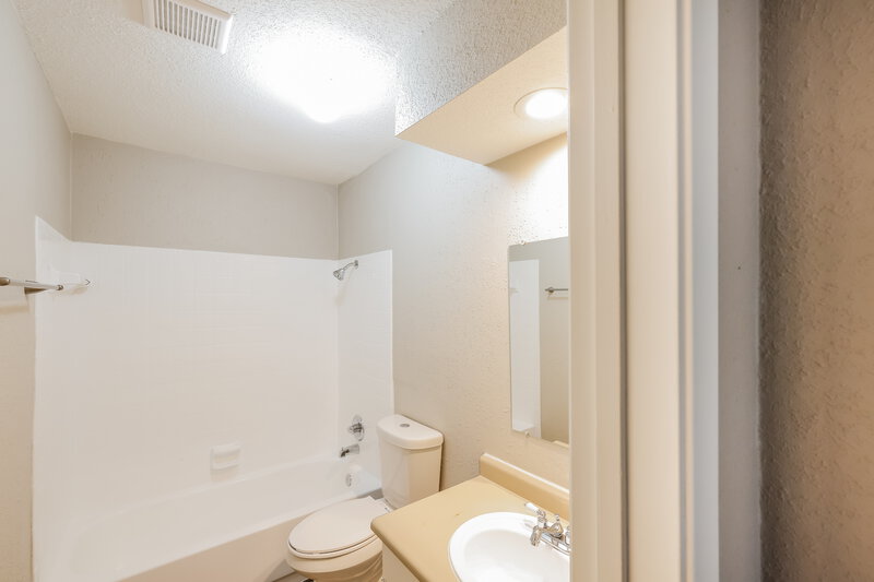 2,135/Mo, 4366 Wildacres Dr Houston, TX 77072 Bathroom View