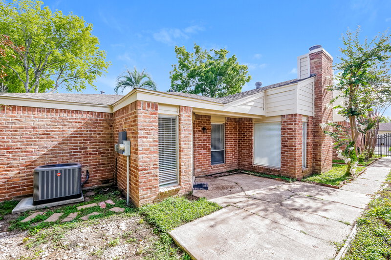2,135/Mo, 4366 Wildacres Dr Houston, TX 77072 Side View