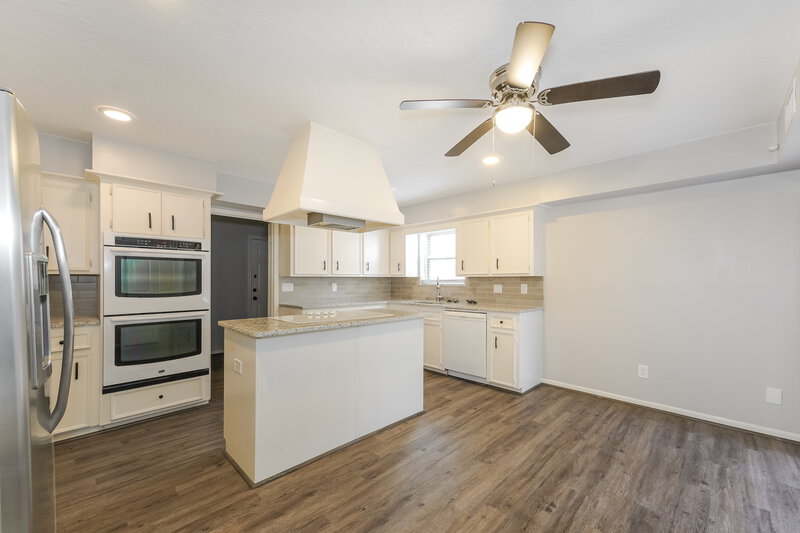 2,425/Mo, 1102 Forest Home Dr Houston, TX 77077 Kitchen View 2