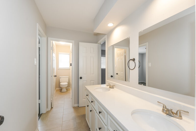 2,425/Mo, 1102 Forest Home Dr Houston, TX 77077 Main Bathroom View