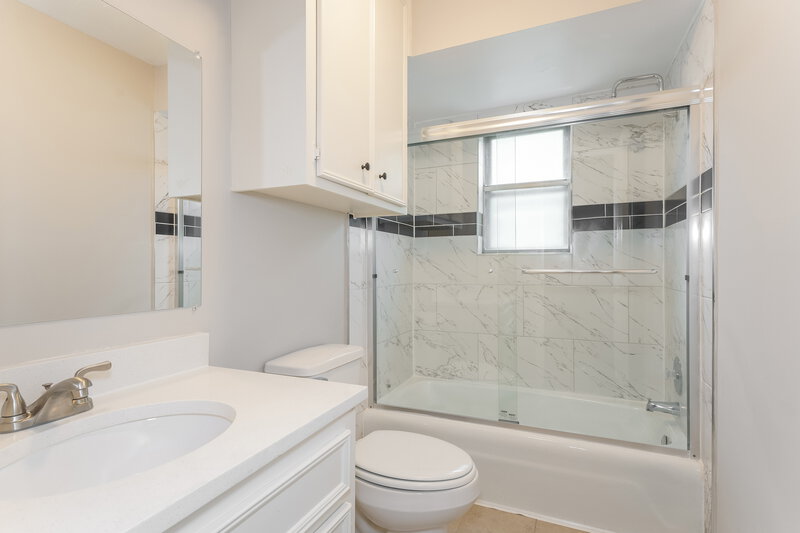 2,425/Mo, 1102 Forest Home Dr Houston, TX 77077 Bathroom View 2