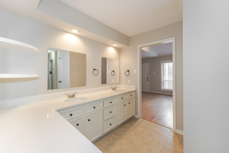 2,425/Mo, 1102 Forest Home Dr Houston, TX 77077 Bathroom View 3
