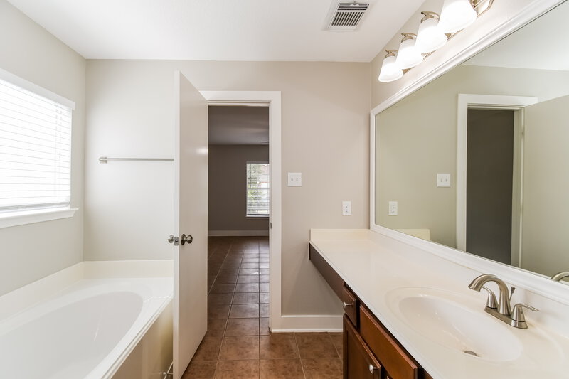 2,440/Mo, 439 Laurel Sage Dr Kingwood, TX 77339 Main Bathroom View