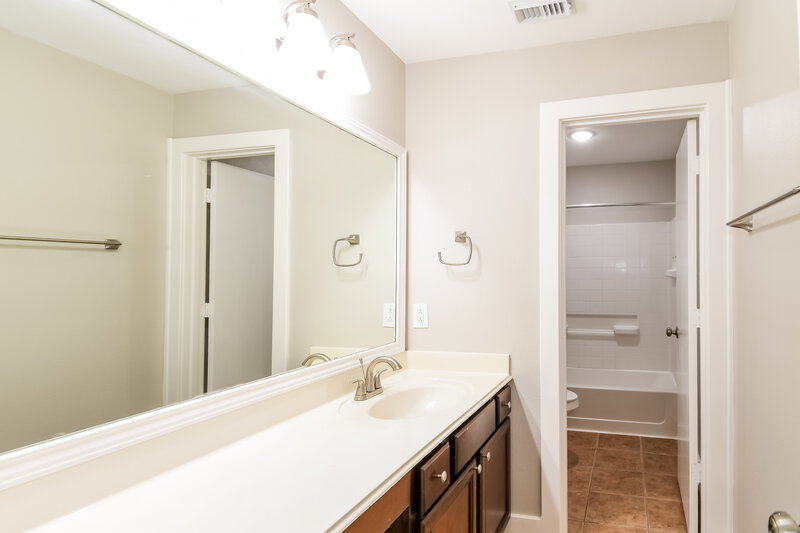 2,440/Mo, 439 Laurel Sage Dr Kingwood, TX 77339 Bathroom View